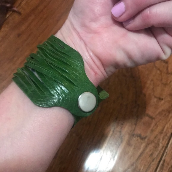 Super fun and unique bracelet 💚 cute & comfy!! - Picture 1 of 8
